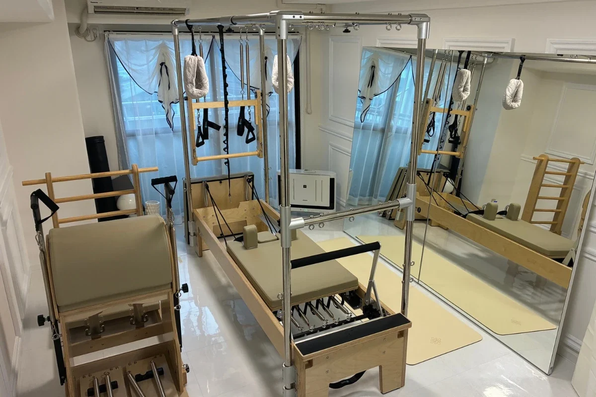 ELAN PILATES SELFの完全個室。リフォーマーやチェアなどピラティス機器が揃ったプライベート空間